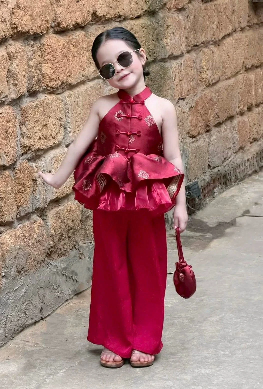 ชุดเซ็ตสีแดงสำหรับลุคแต่งตัวพิเศษ